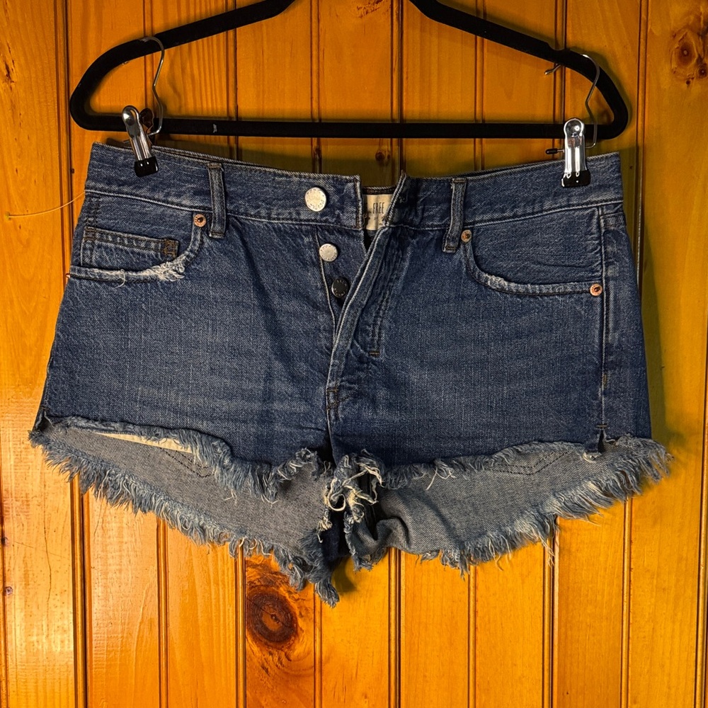 We The Free Dark Blue Frayed Jean Shorts - Picture 1 of 5
